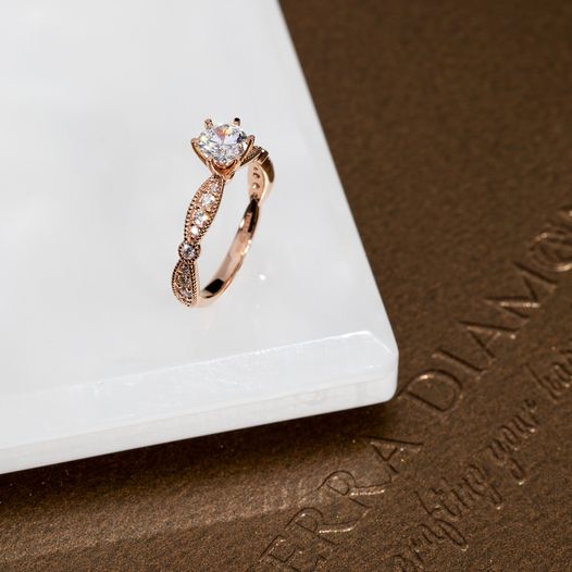 Nhân vàng cầu hôn với thiết kế cầu kì tì mỉ